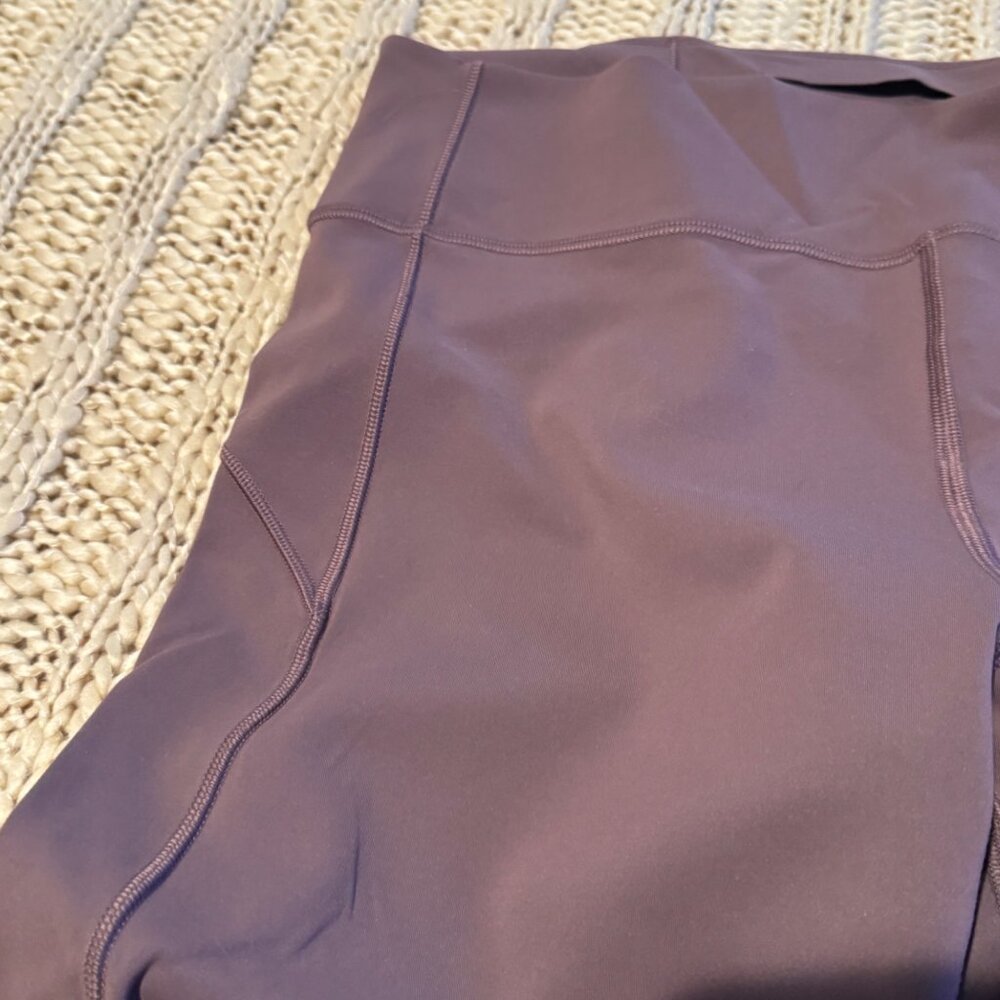Lululemon In Movement crop Everlux 22” legging woman’s size 12 light purple - Picture 2 of 10